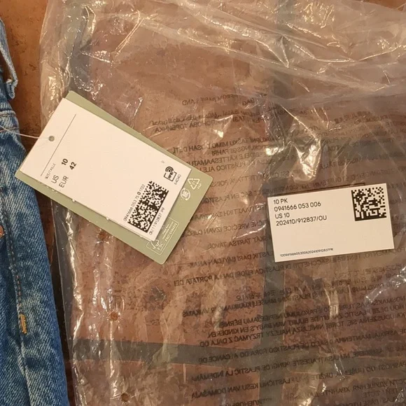 NWT H&M Mom Jeans- 10 - Picture 2 of 4